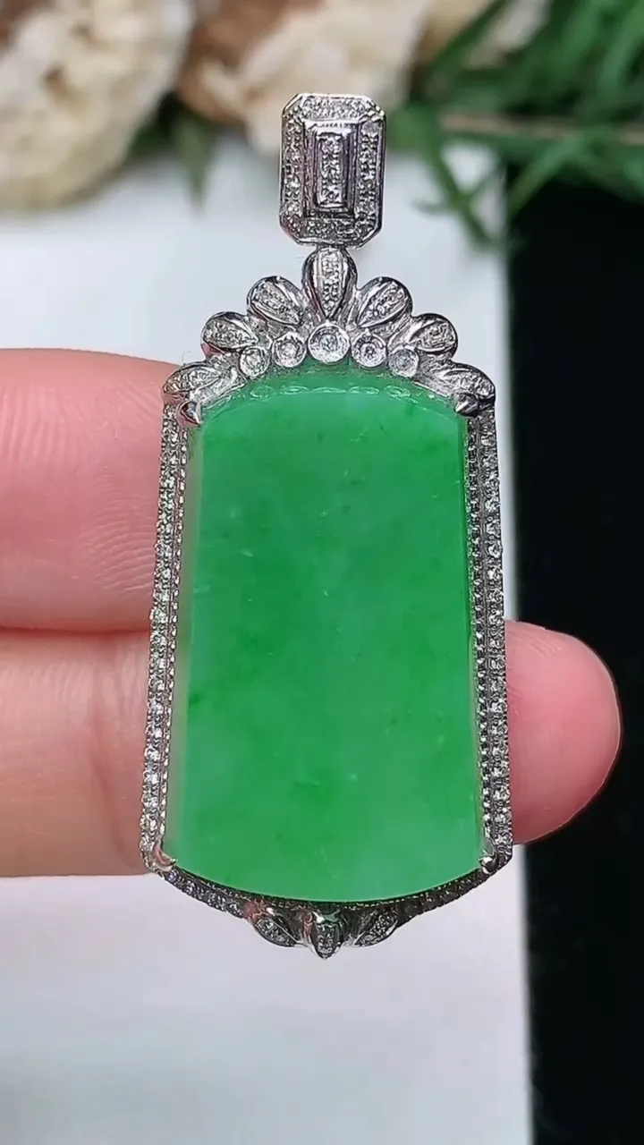 天然A货翡翠无事牌吊坠，尺寸39.3-17.2-8，裸石23-14，重量:5.63g
2月5日