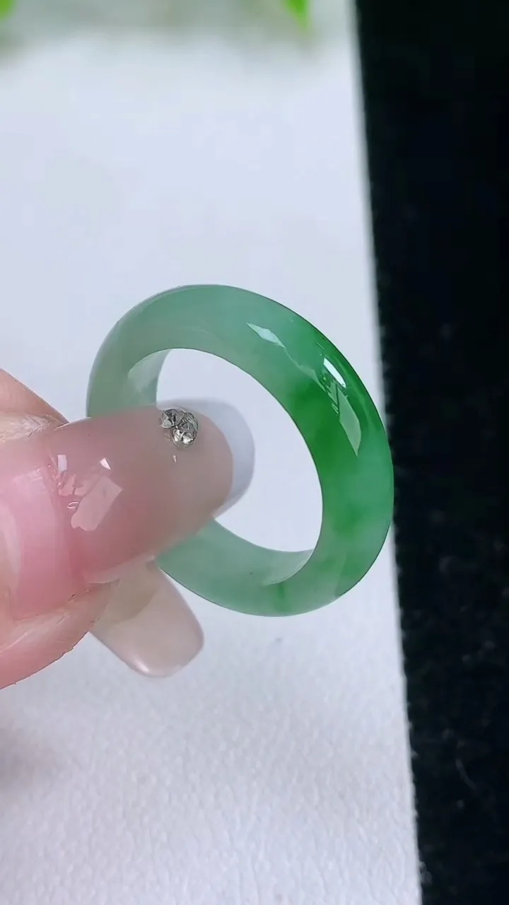 天然A货翡翠指环戒指，尺寸17.4-5.2-3，重量:3.50g2026年2月5日
工厂直销收藏佳品,种好水足，色泽均匀，有种有色，上手高大气！