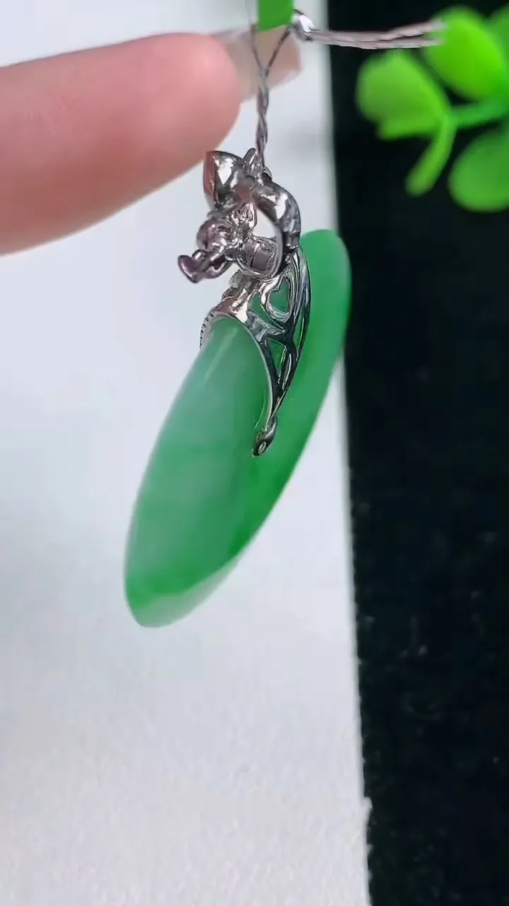 天然A货翡翠平安扣吊坠，尺寸31.3-4.2，重量:11.27g
2月5日