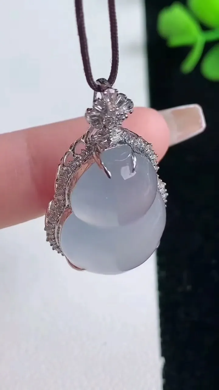 天然A货翡翠种白冰葫芦吊坠，尺寸32.6-18.8-11.6，裸石23.2-16.4重量:6.99g
2月5日