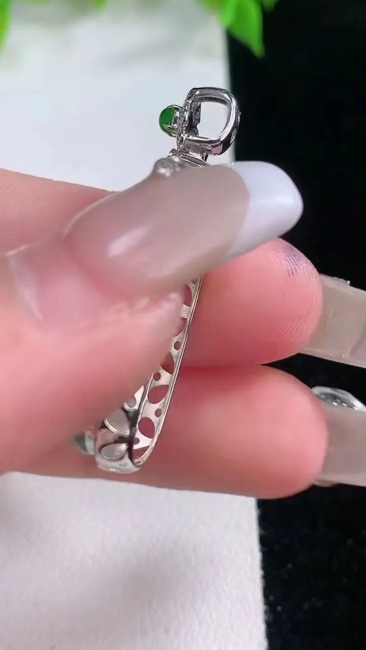 天然A货翡翠福瓜吊坠，尺寸35.3-13.2-6.6，裸石24.5-11重量:4.34g
2月5日