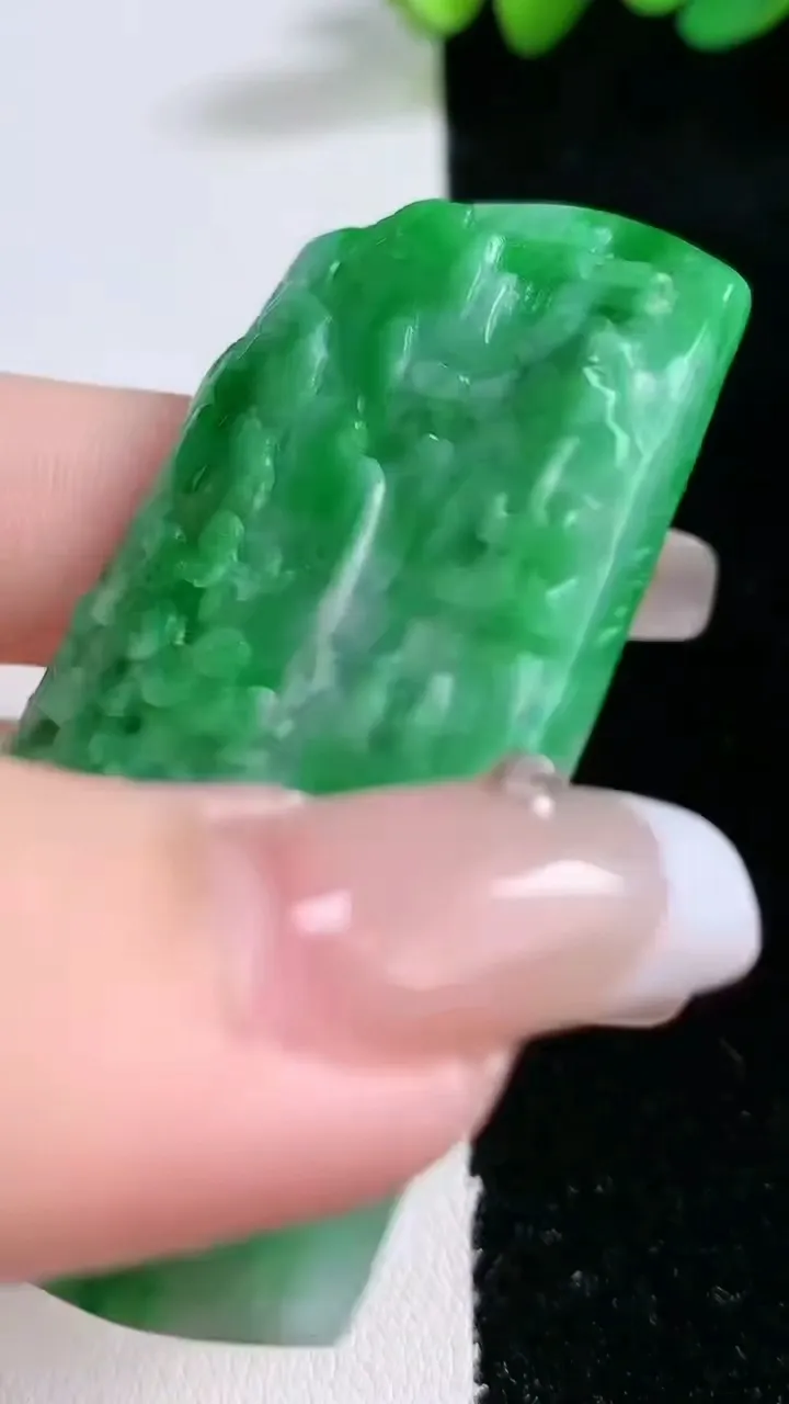 天然A货翡翠山水牌吊坠，尺寸57-36-6，重:28.47g
2月5日