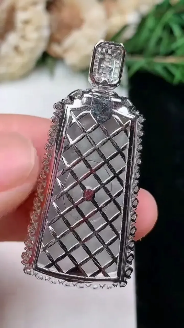 天然A货翡翠无事牌吊坠，尺寸43-19.5-8.7，裸石29.9-16，重量:9.81g
2月5日