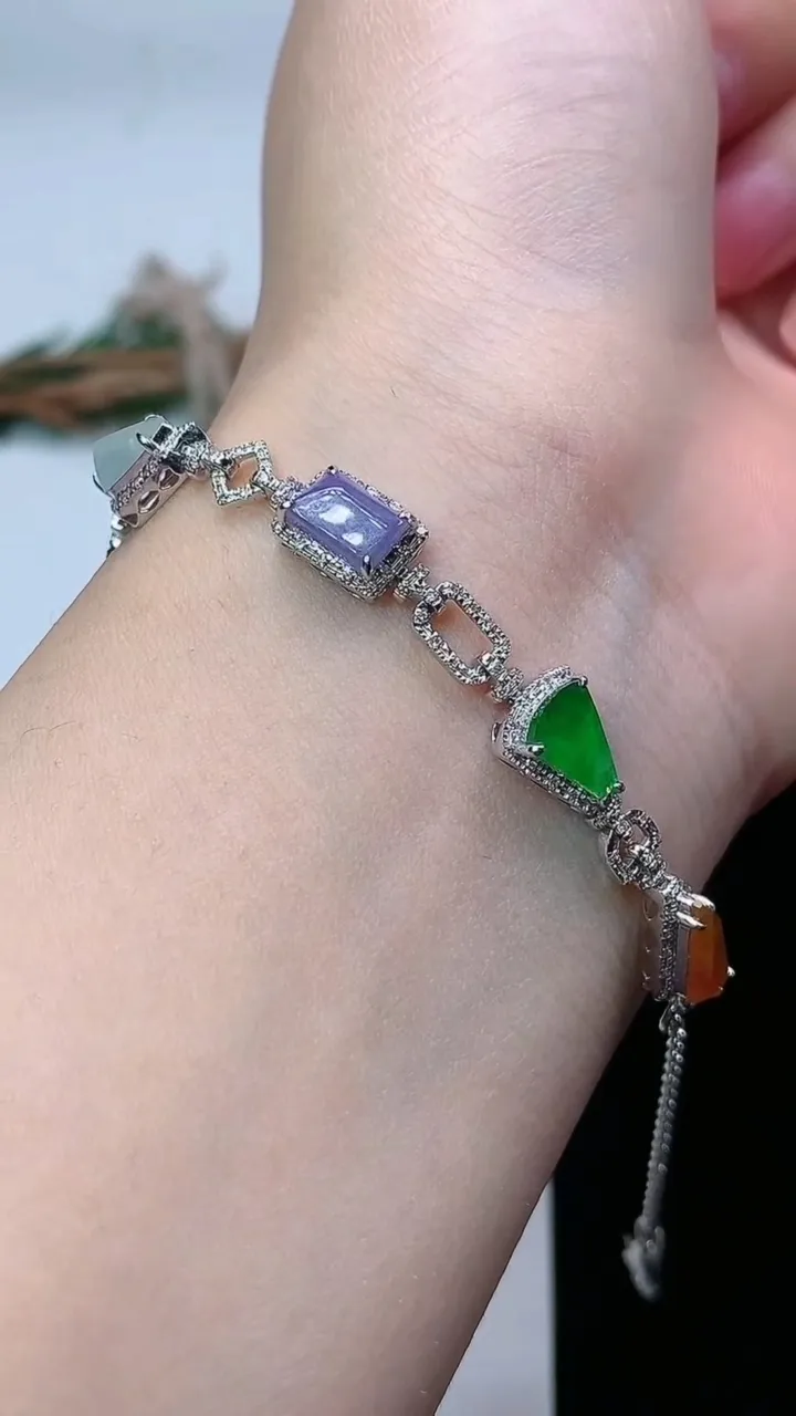 天然A货翡翠三彩随形手链，尺寸6.6-4.6，重量:5.44g
2月5日