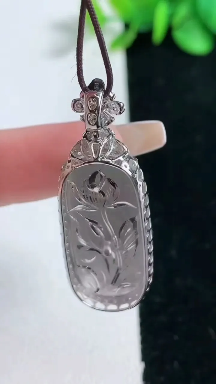 天然A货翡翠金枝玉叶 叶子吊坠，尺寸40-14-7.3，裸石28-12.6重量:5.78g
2月5日