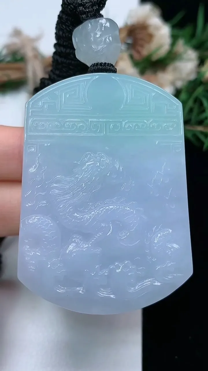 天然A货翡翠龙牌吊坠，尺寸51.7-37.5-12，重量:64.54g
2月5日