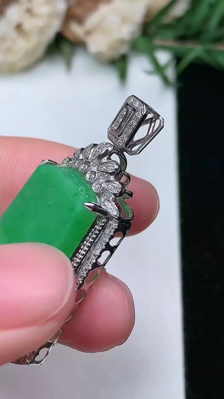 天然A货翡翠无事牌吊坠，尺寸39.3-17.2-8，裸石23-14，重量:5.63g
2月5日