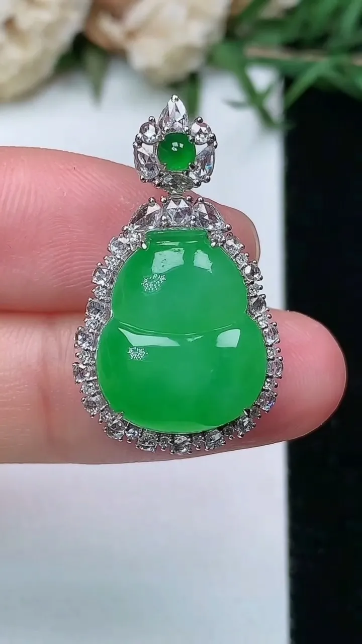 天然A货翡翠葫芦吊坠，尺寸27.6-16.3-8，裸石15.6-12.8，重量:4.27g
2月5日