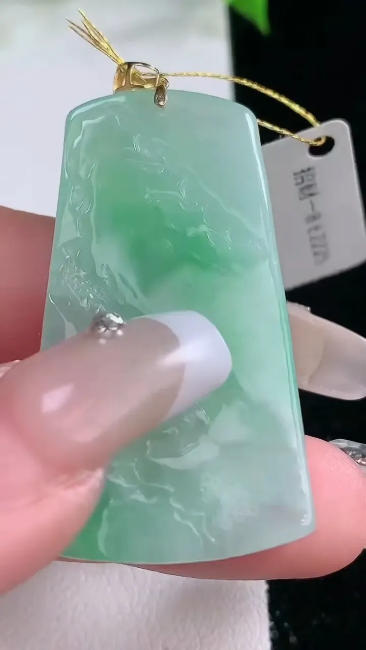 天然A货翡翠山水牌吊坠，尺寸42-24.2-5.8，重量:15.03g
2月5日