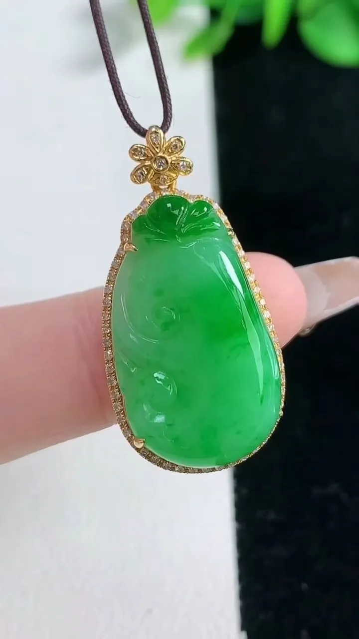 天然A货翡翠如意吊坠，尺寸31.7-16-7.8，裸石24-14重量:4.40g
2月5日