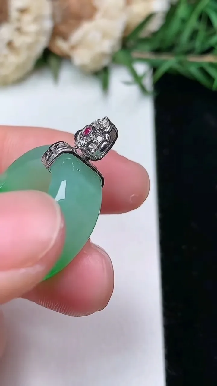 天然A货翡翠平安环吊坠，尺寸19.8-7.7-3.3，重量:5.60g
2月5日