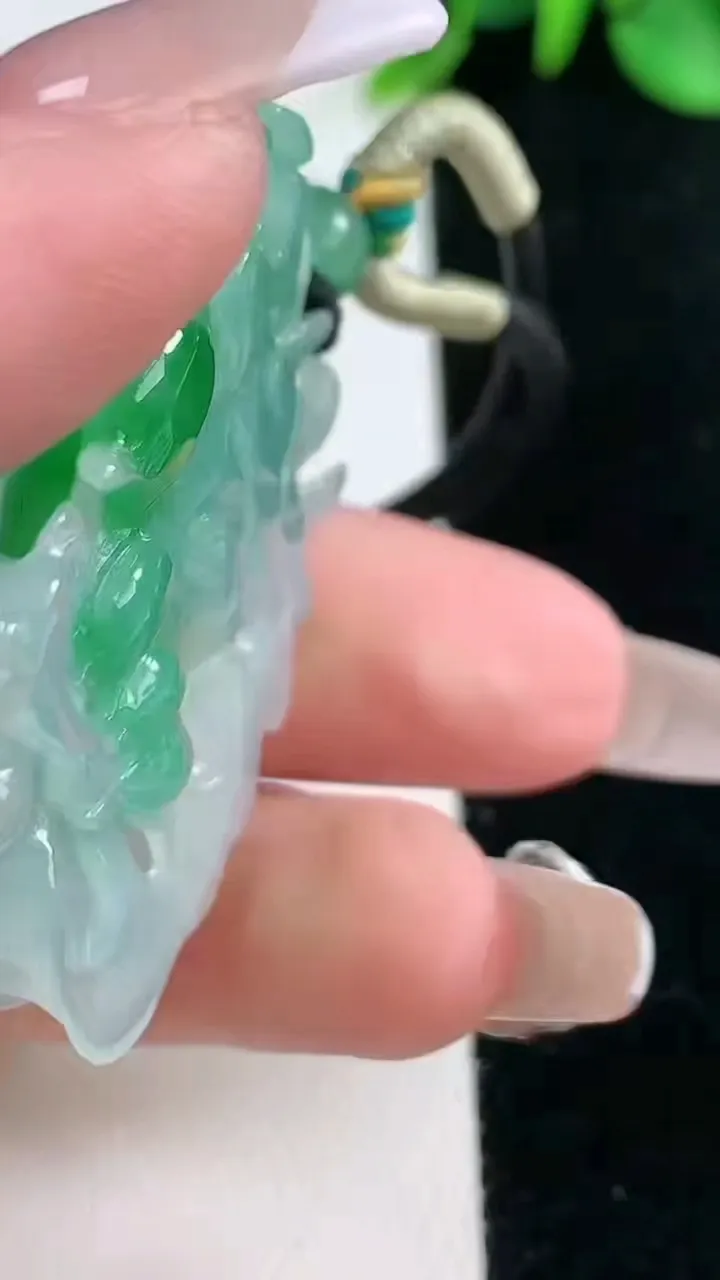 天然A货翡翠花开富贵吊坠，尺寸38.5-29.3-17.3，重量:27.78g
2月5日