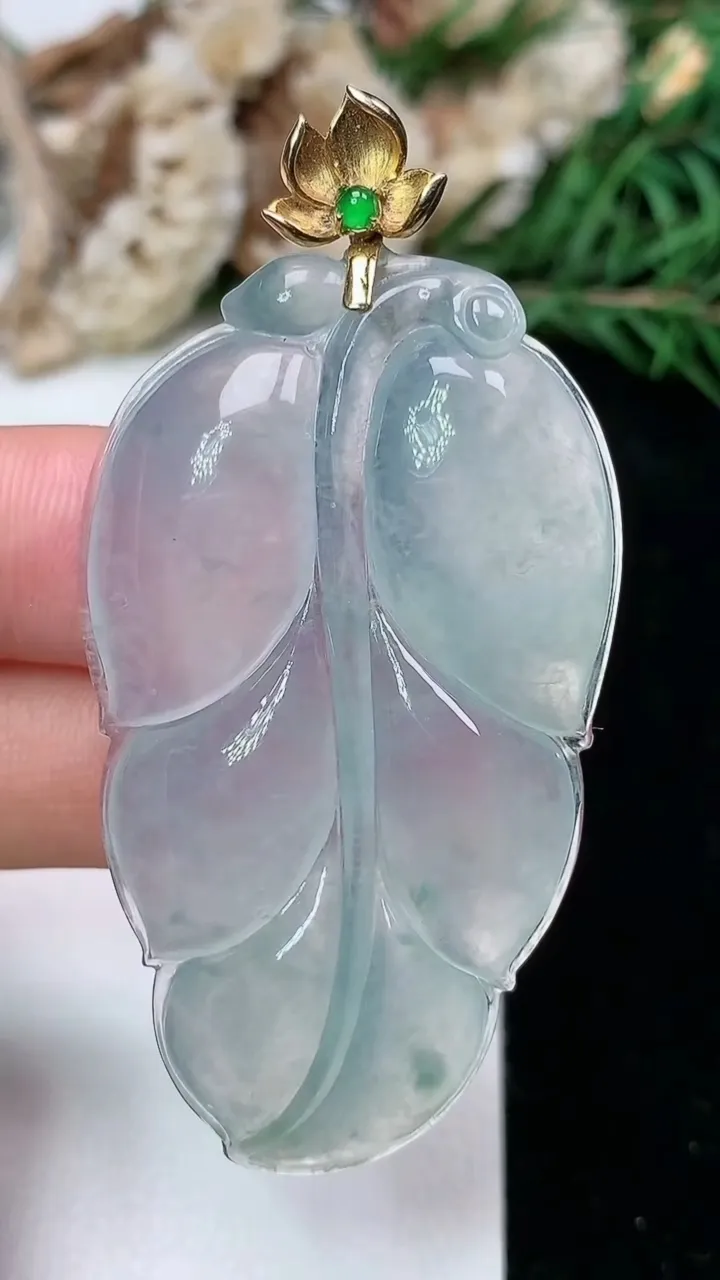 天然A货翡翠飘花金枝玉叶 叶子吊坠，尺寸51-30-6.6，重量:17.61g
2月5日