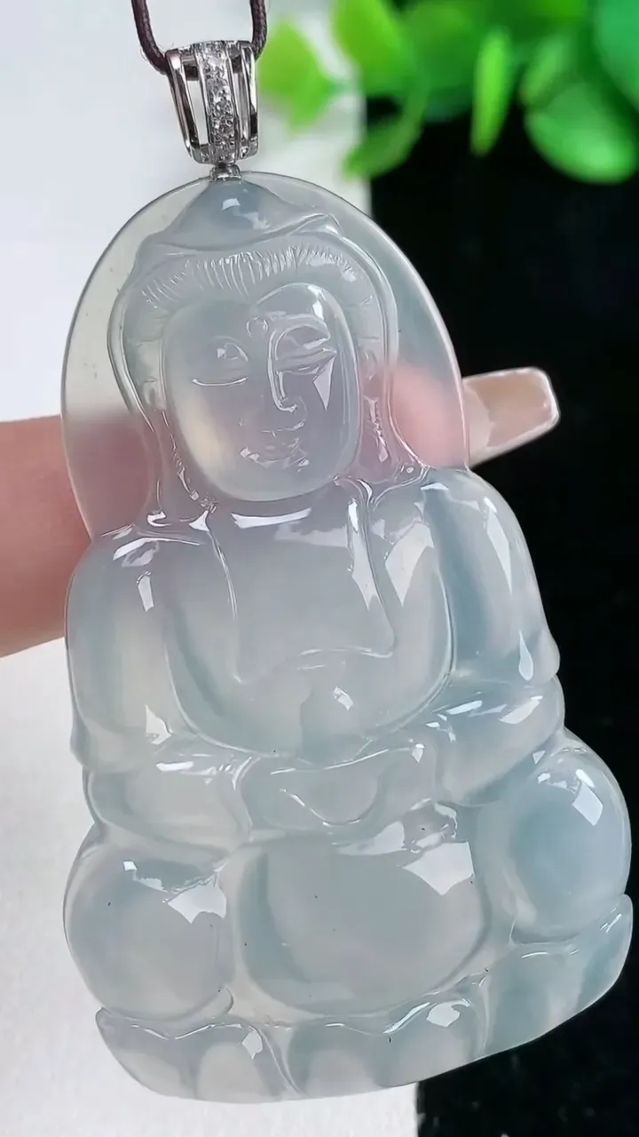 天然A货翡翠种白冰观音菩萨吊坠，尺寸56.5-35.4-5.4，重量:18.65g
2月5日