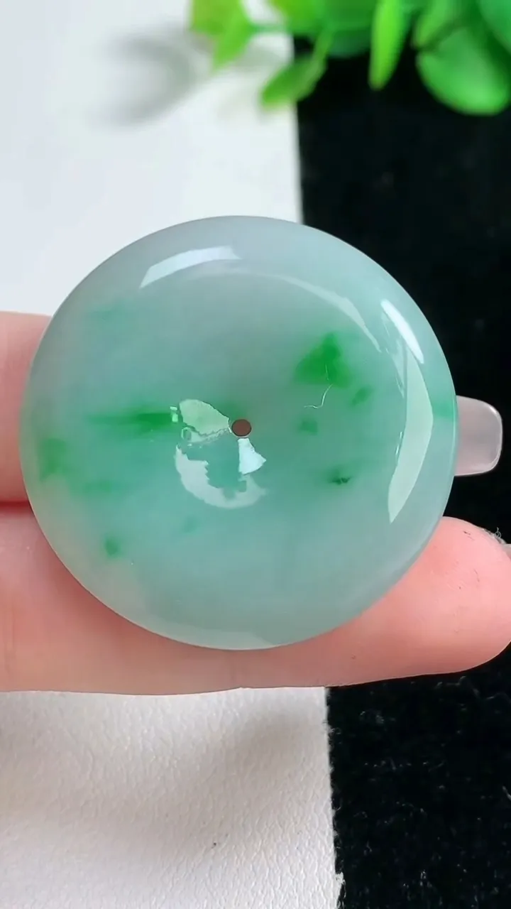 天然A货翡翠平安扣吊坠，尺寸34.7-6.7，重量:16.96g
2月5日