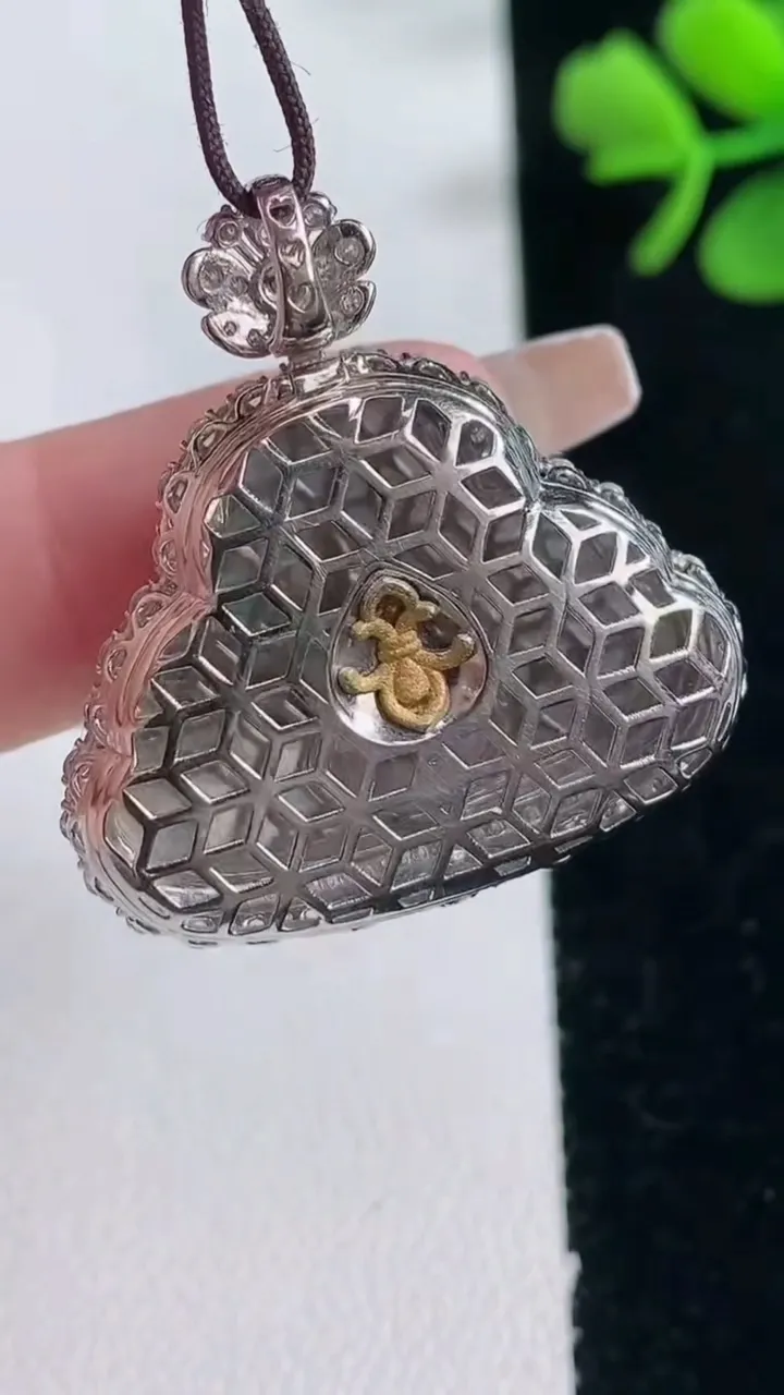 天然A货翡翠佛公吊坠，尺寸32.5-30.5-9.3，裸石20.1-27.3重量:7.78g
2月5日