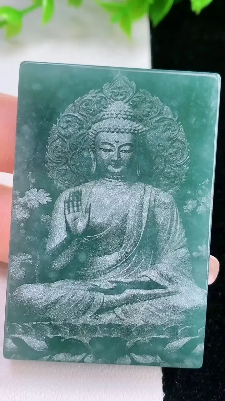 天然A货翡翠阿弥陀佛吊坠，尺寸57.7-39-5，重量:37.89g
2月5日