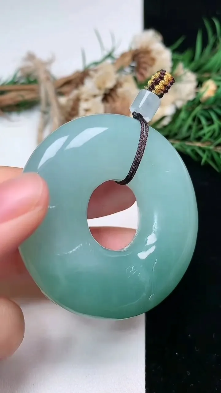 天然A货翡翠祥龙 平安环吊坠，尺寸52.3-12，重量:63.82g
2月5日