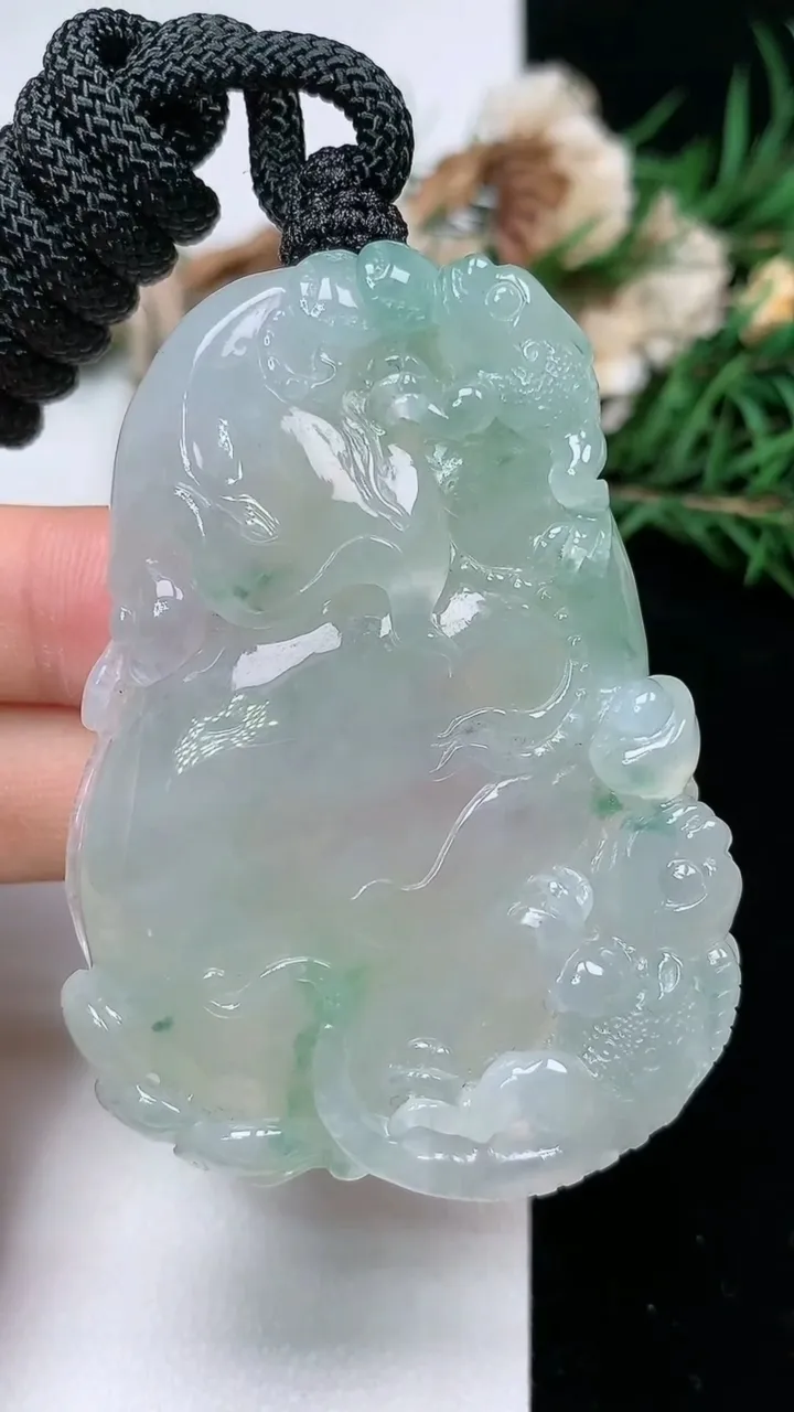 天然A货翡翠飘花福袋吊坠，尺寸59-42-11.8，重量:59.86g
2月5日