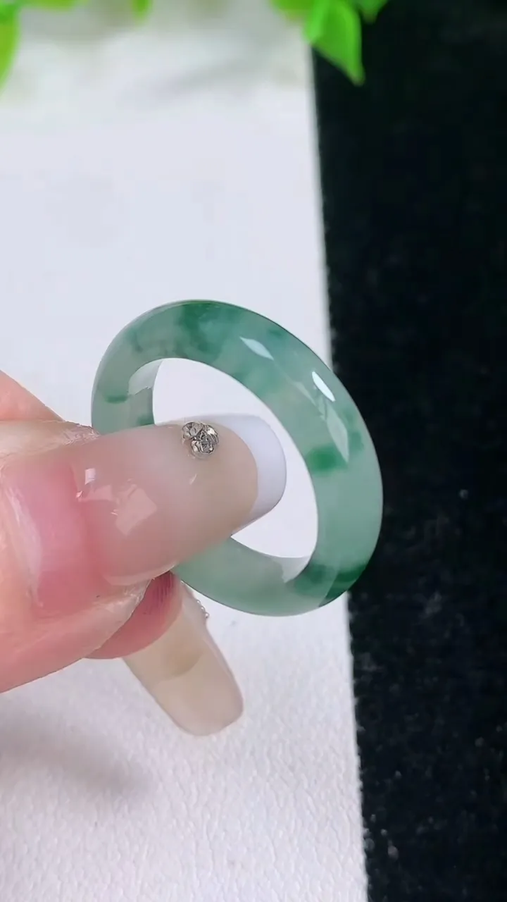天然A货翡翠冰种飘花指环戒指，尺寸18-5-3，重量:3.36g2026年2月5日
工厂直销收藏佳品,种好水足，色泽均匀，有种有色，上手高大气！