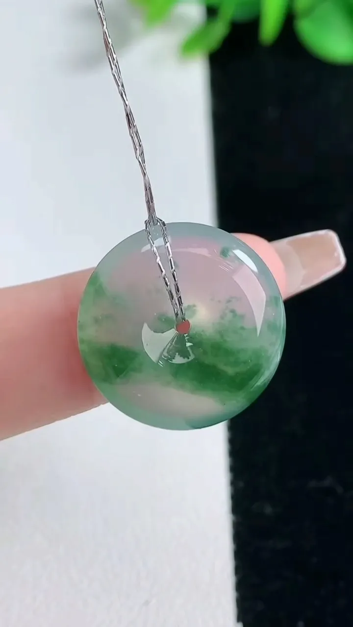 天然A货翡翠冰种飘花平安扣吊坠，尺寸18.8-4.4，重量:3.21g
2月5日