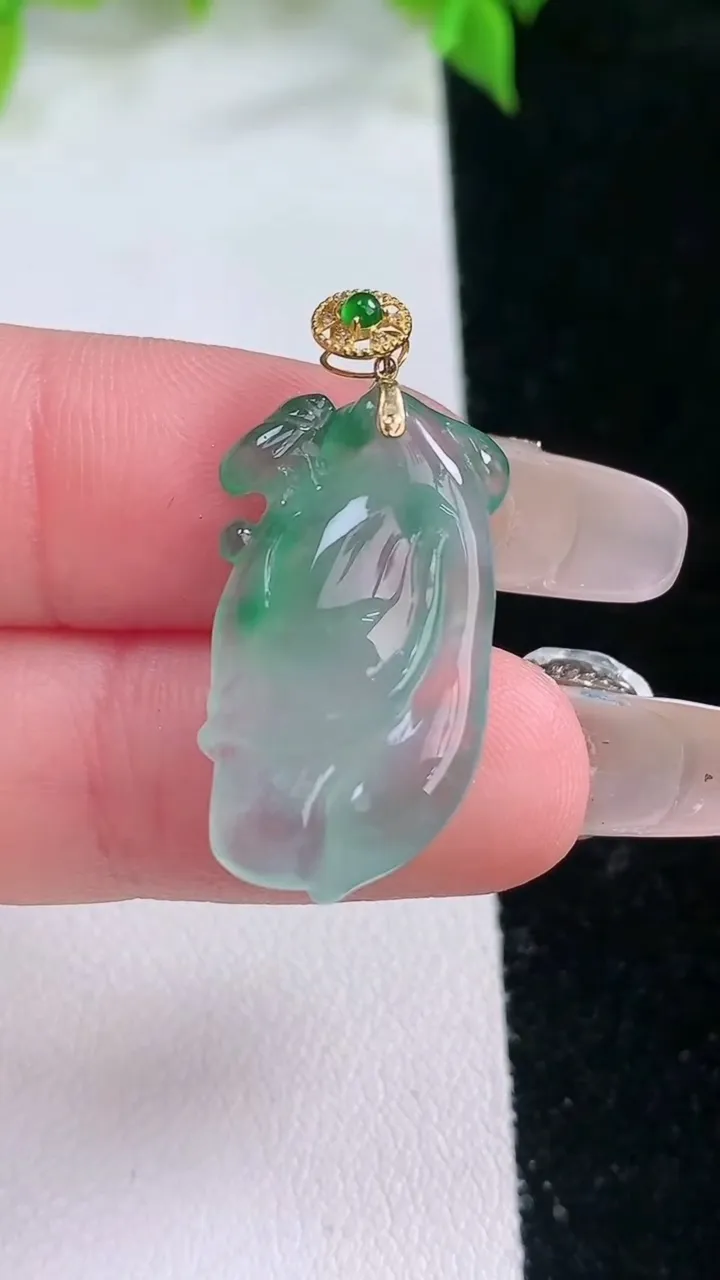 天然A货翡翠种飘花玉兰花吊坠，尺寸25-13-4.6，重量:3.49g
2月5日