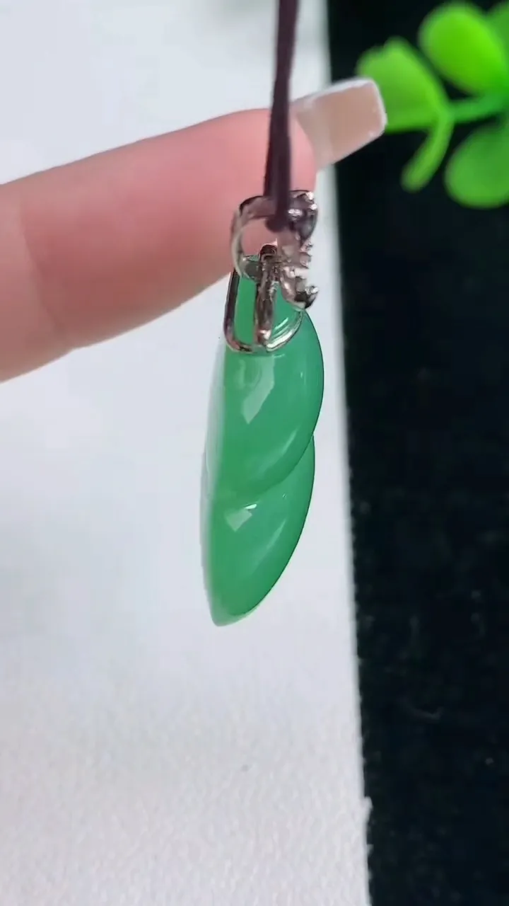 天然A货翡翠葫芦吊坠，尺寸23.2-23.7-7.7，重量:8.12g
2月5日