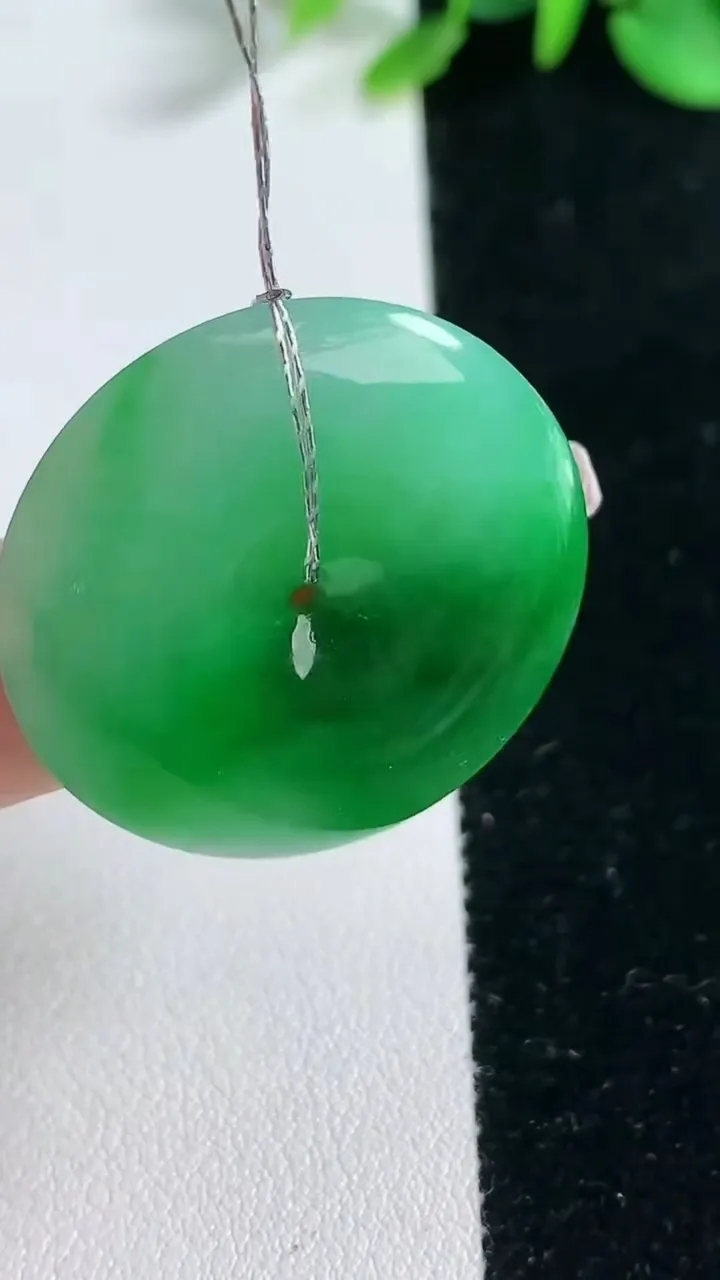 天然A货翡翠平安扣吊坠，尺寸30.5-7.7，重量:11.31g
2月5日