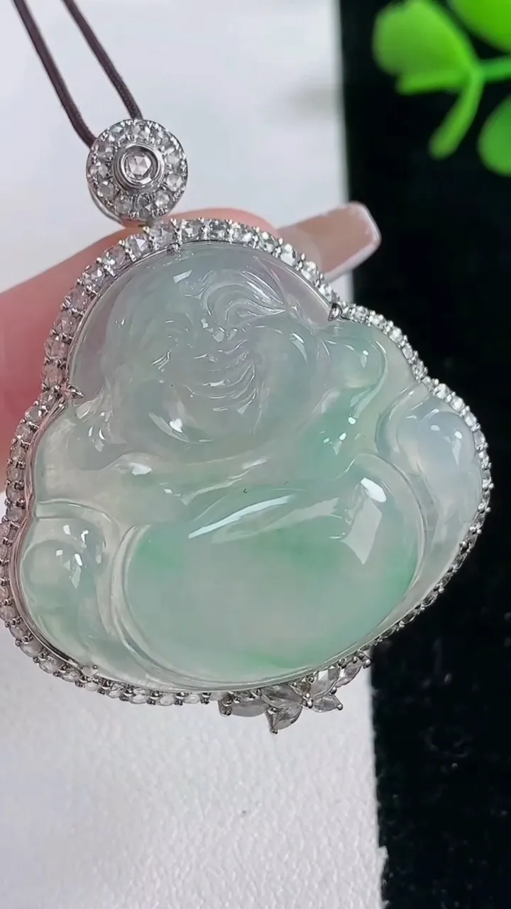 天然A货翡翠佛公吊坠，尺寸43-35.5-12.3，裸石29.7-32.2重量:14.96g
2月5日