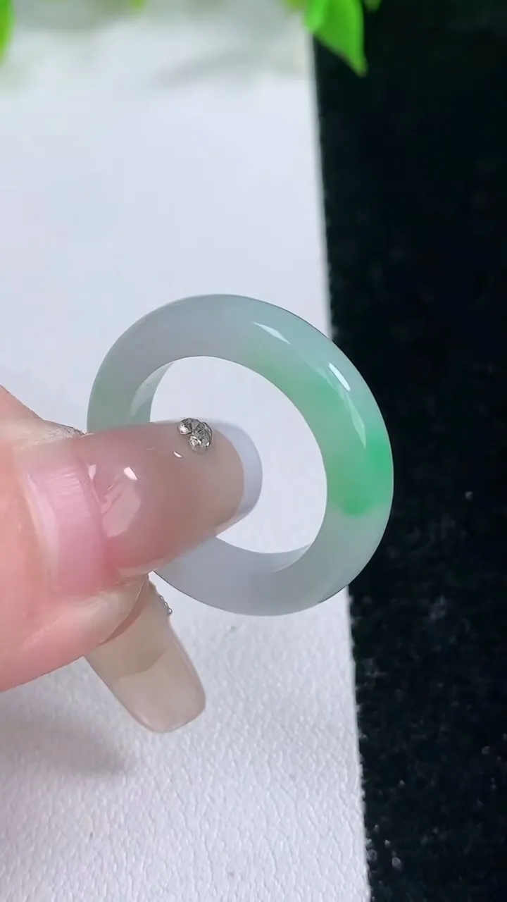 天然A货翡翠指环戒指，尺寸17.3-4.6-3.3，重量:3.87g2026年2月5日
工厂直销收藏佳品,种好水足，色泽均匀，有种有色，上手高大气！