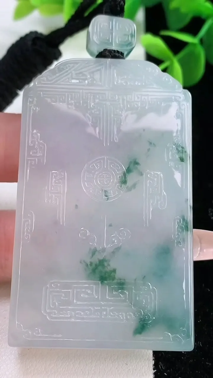 天然A货翡翠种飘花仿古无事牌吊坠，尺寸62.8-37.7-7，重量:59.02g
2月5日