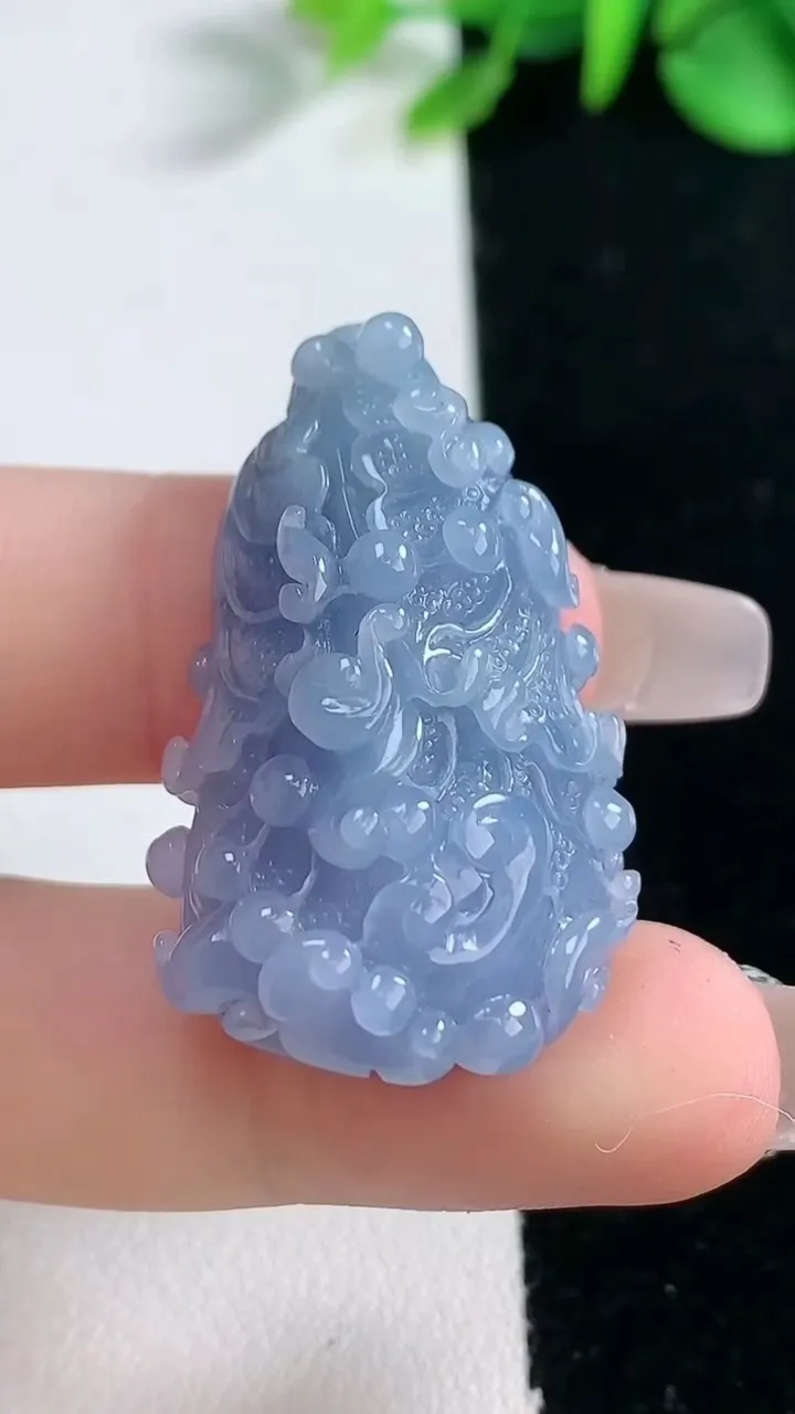 天然A货翡翠紫罗兰白菜吊坠，尺寸34.8-22.5-13.2，重量:16.00g
2月5日