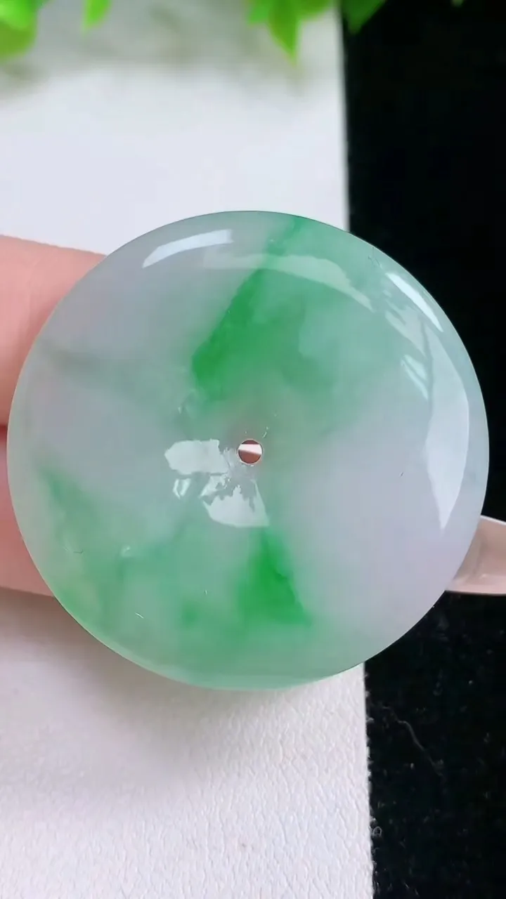 天然A货翡翠平安扣吊坠，尺寸39.5-5.3，重量:19.33g
2月5日