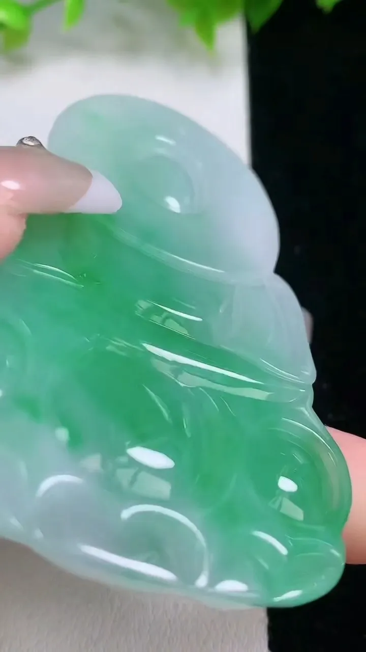 天然A货翡翠观音菩萨吊坠，尺寸71.5-46-6.2，重量:38.45g
2月5日