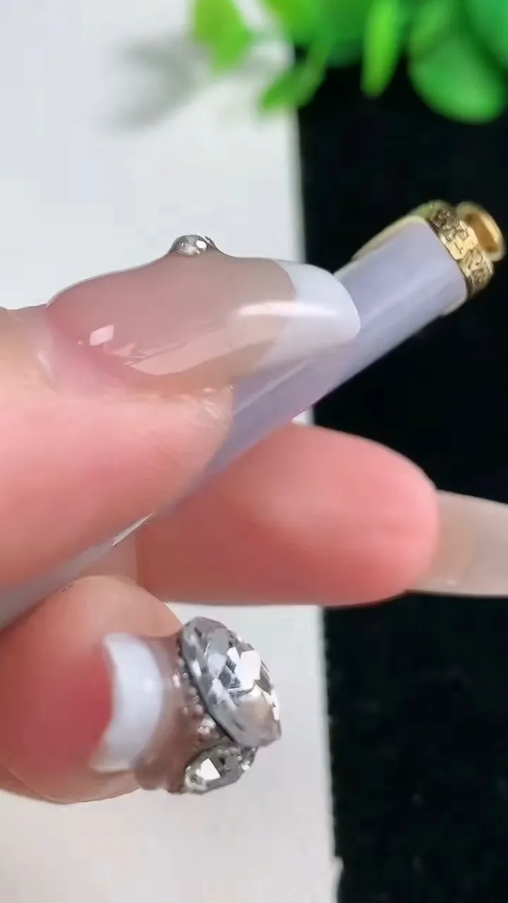 天然A货翡翠无事牌吊坠，尺寸56.2-24.5-6.4，重量:24.98g
2月5日