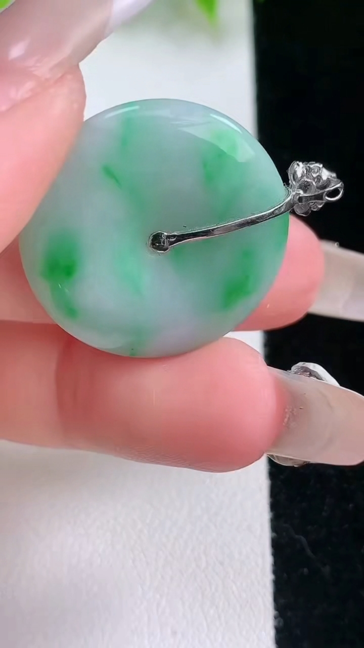 天然A货翡翠平安扣吊坠，尺寸25-4，重量:6.66g
2月5日