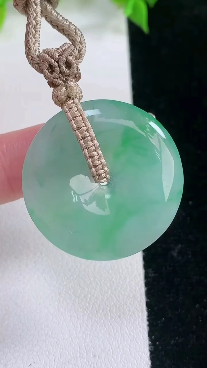 天然A货翡翠平安扣吊坠，尺寸29.2-4.8，重量:12.86g
2月5日