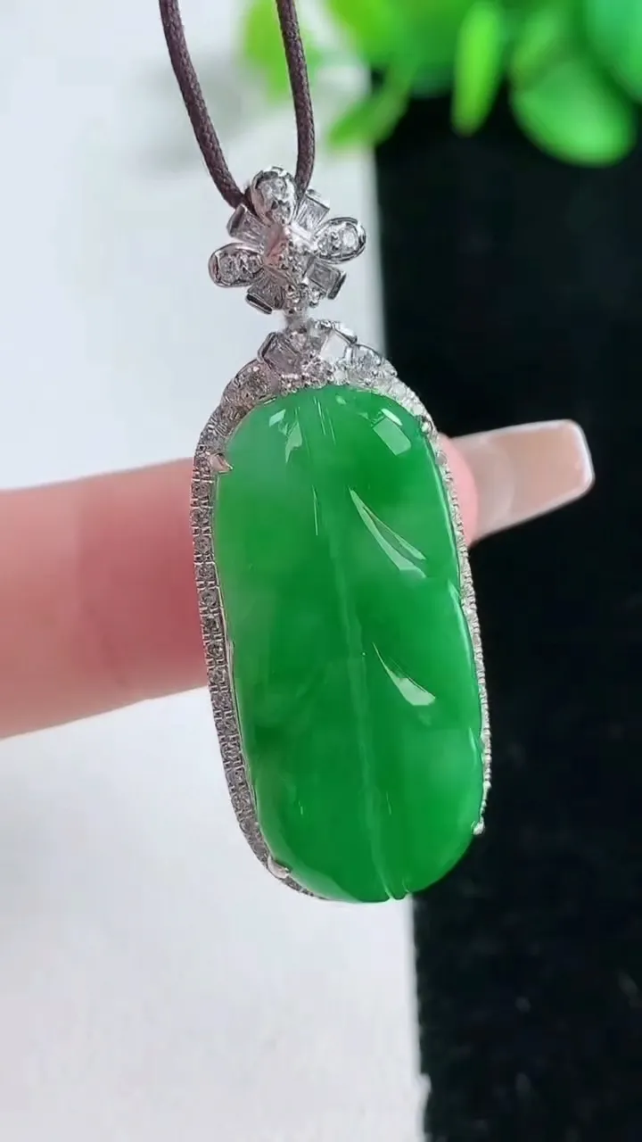 天然A货翡翠金枝玉叶 叶子吊坠，尺寸40-14-7.3，裸石28-12.6重量:5.78g
2月5日
