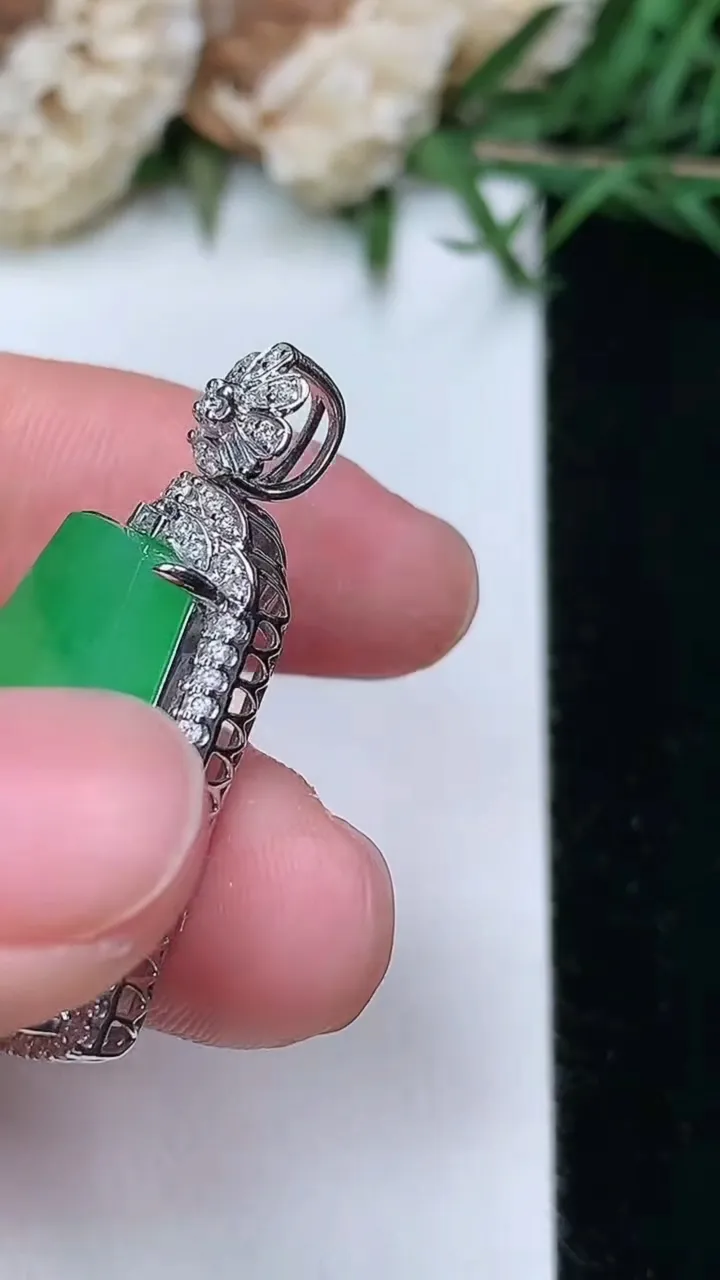 天然A货翡翠无事牌吊坠，尺寸32-18.7-8，裸石20.7-15.2，重量:6.51g
2月5日