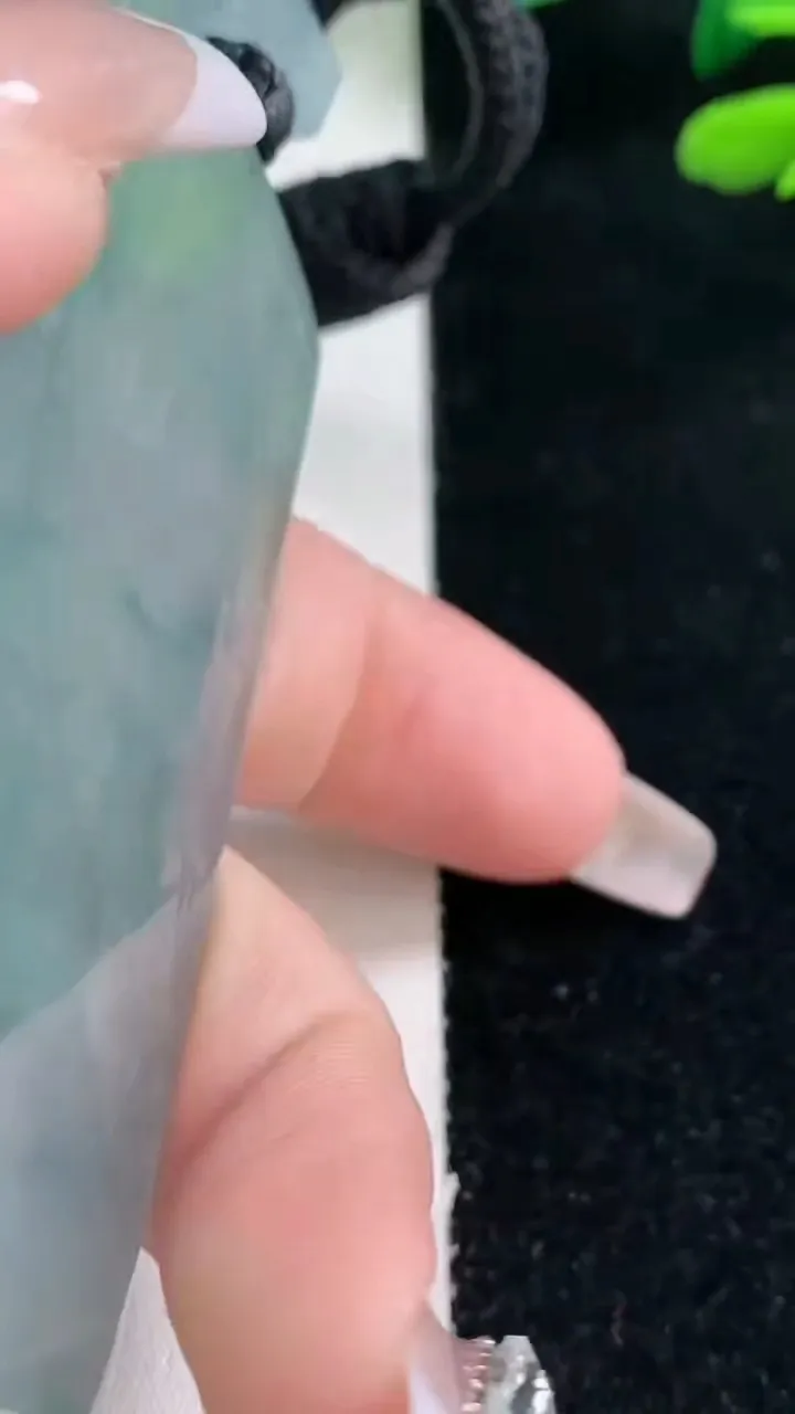 天然A货翡翠种飘花大势至菩萨吊坠，尺寸66.4-43.6-5.4，重量:42.49g
2月5日