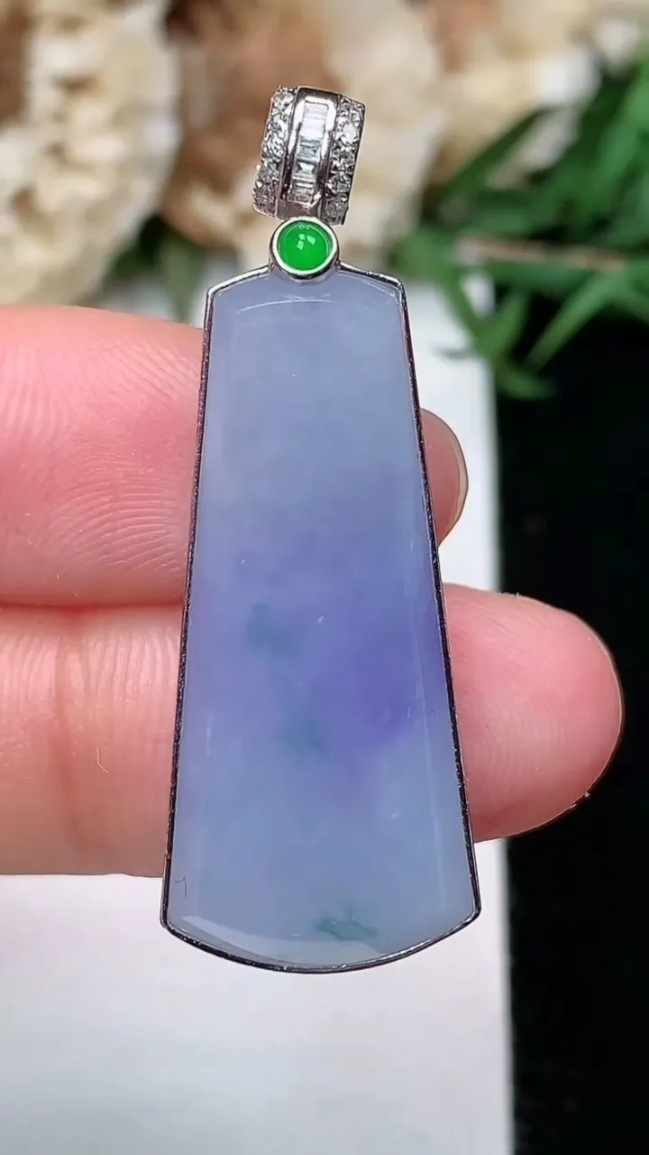 天然A货翡翠k金紫罗兰 飘花无事牌吊坠，尺寸28-13.2-7.6，重量:7.51g
2月5日