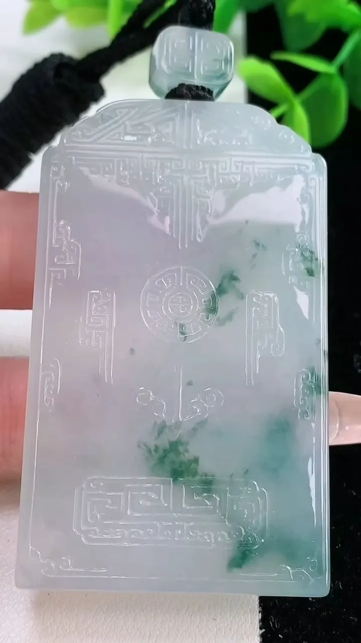 天然A货翡翠种飘花仿古无事牌吊坠，尺寸62.8-37.7-7，重量:59.02g
2月5日