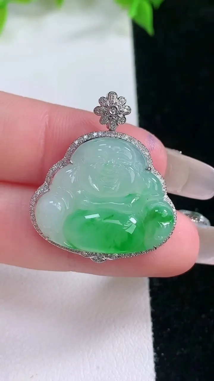 天然A货翡翠佛公吊坠，尺寸29.4-25.5-7.3，裸石19.3-23重量:5.54g
2月5日