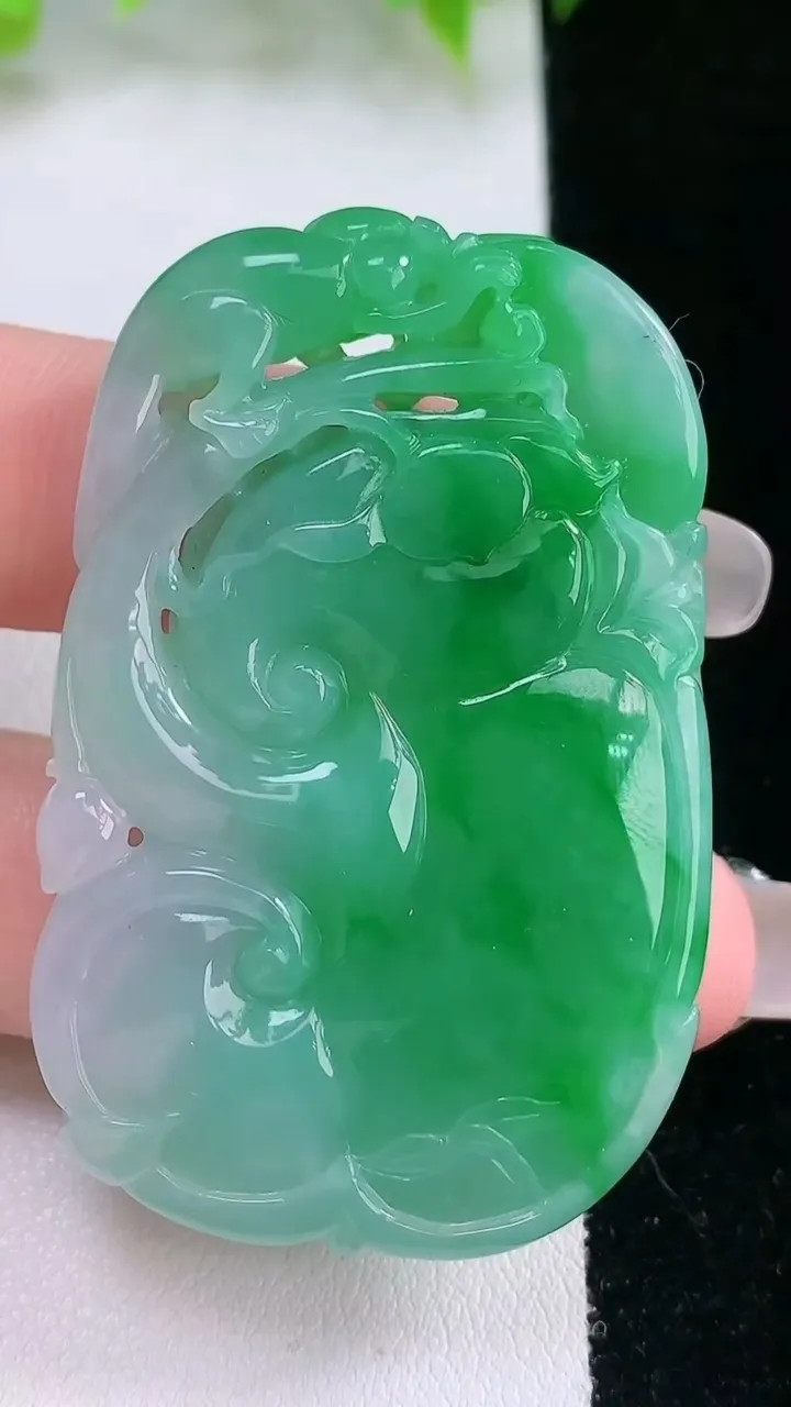 天然A货翡翠如意吊坠，尺寸52-33.3-7，重量:26.39g
2月5日