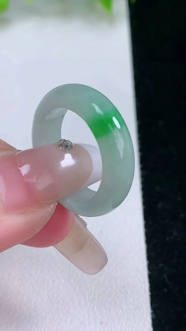 天然A货翡翠指环戒指，尺寸17.3-5.5-3.2，重量:4.22g2026年2月5日
工厂直销收藏