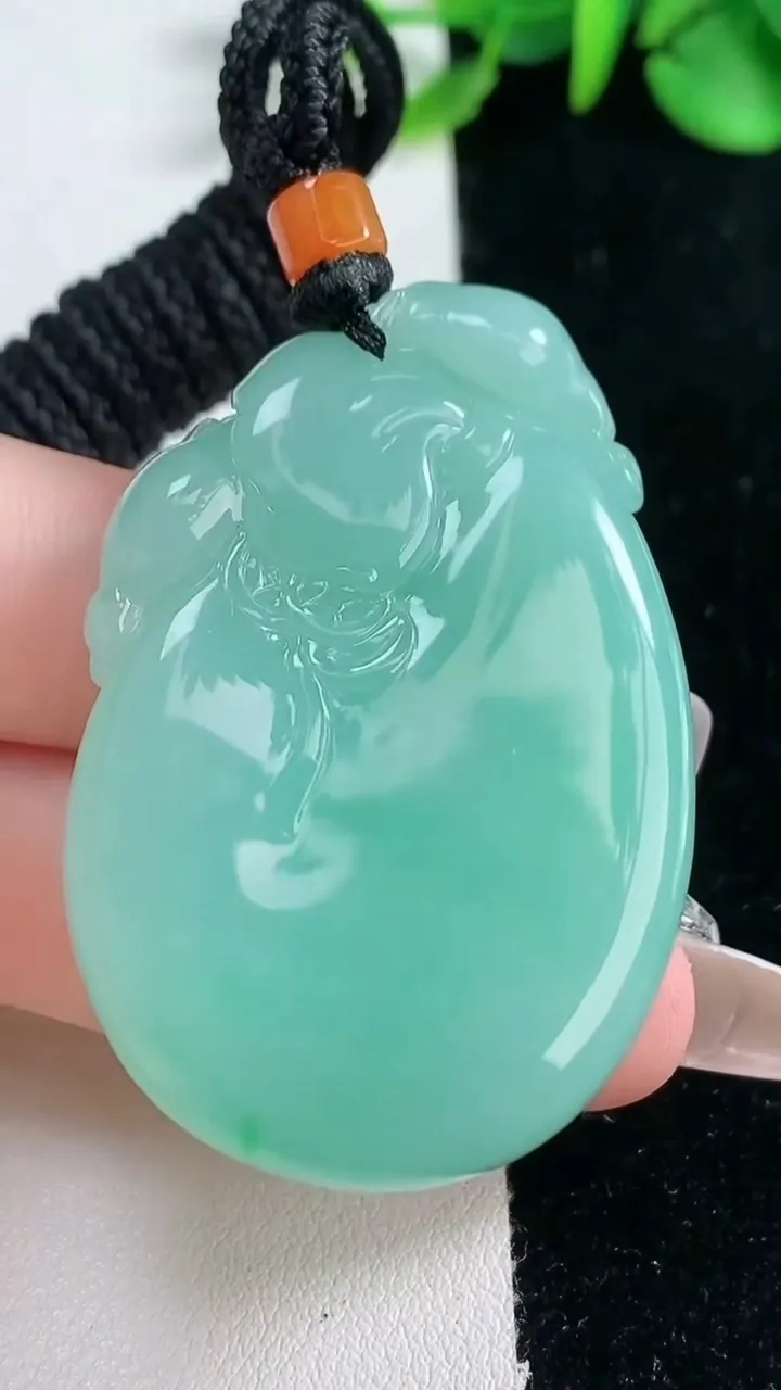 天然A货翡翠福袋吊坠，尺寸50-32.6-12.4，重量:45.18g
2月5日