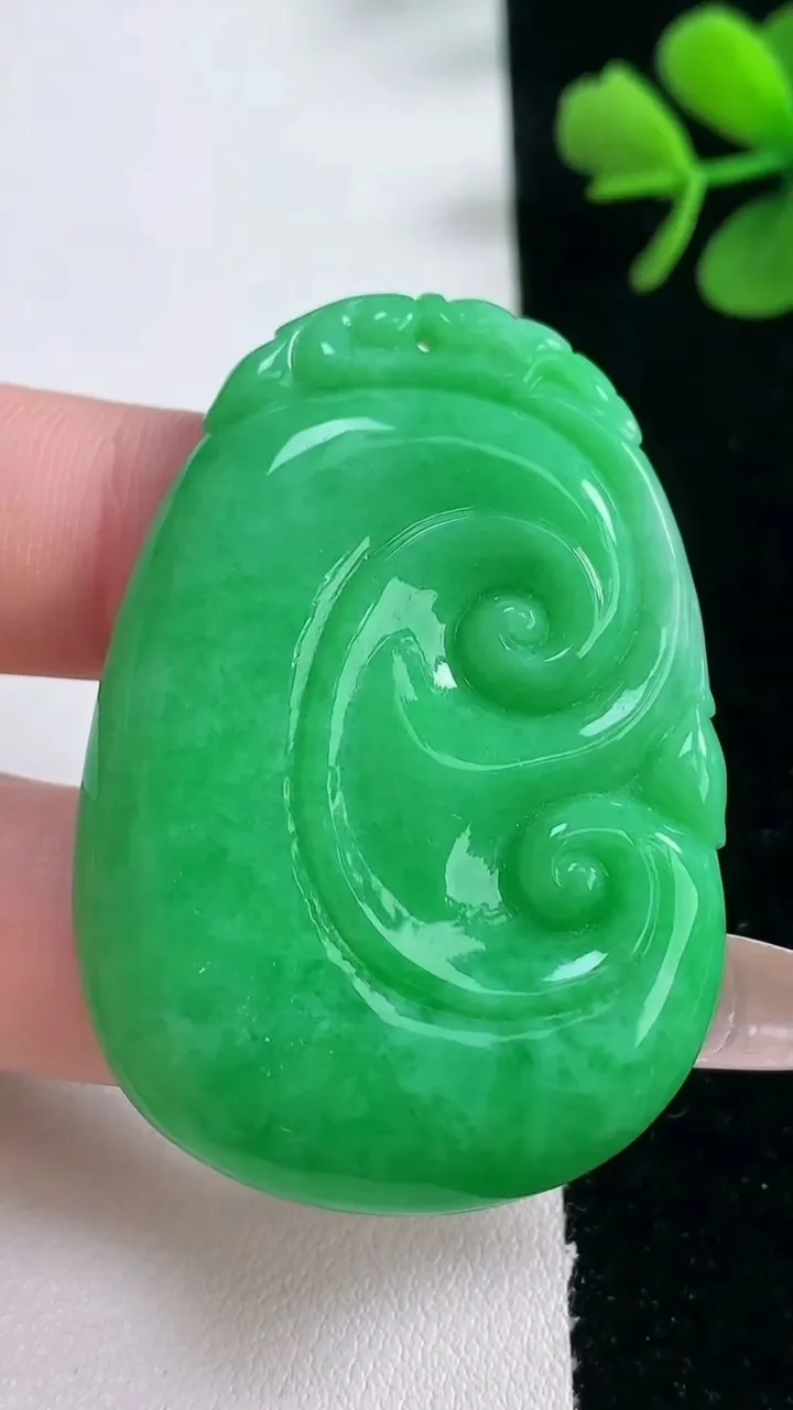 天然A货翡翠如意吊坠，尺寸48.5-33.4-5.8，重量:21.11g
2月5日