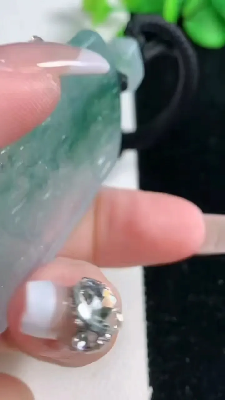 天然A货翡翠种飘花仿古无事牌吊坠，尺寸54-35.7-5.7，重量:32.96g
2月5日