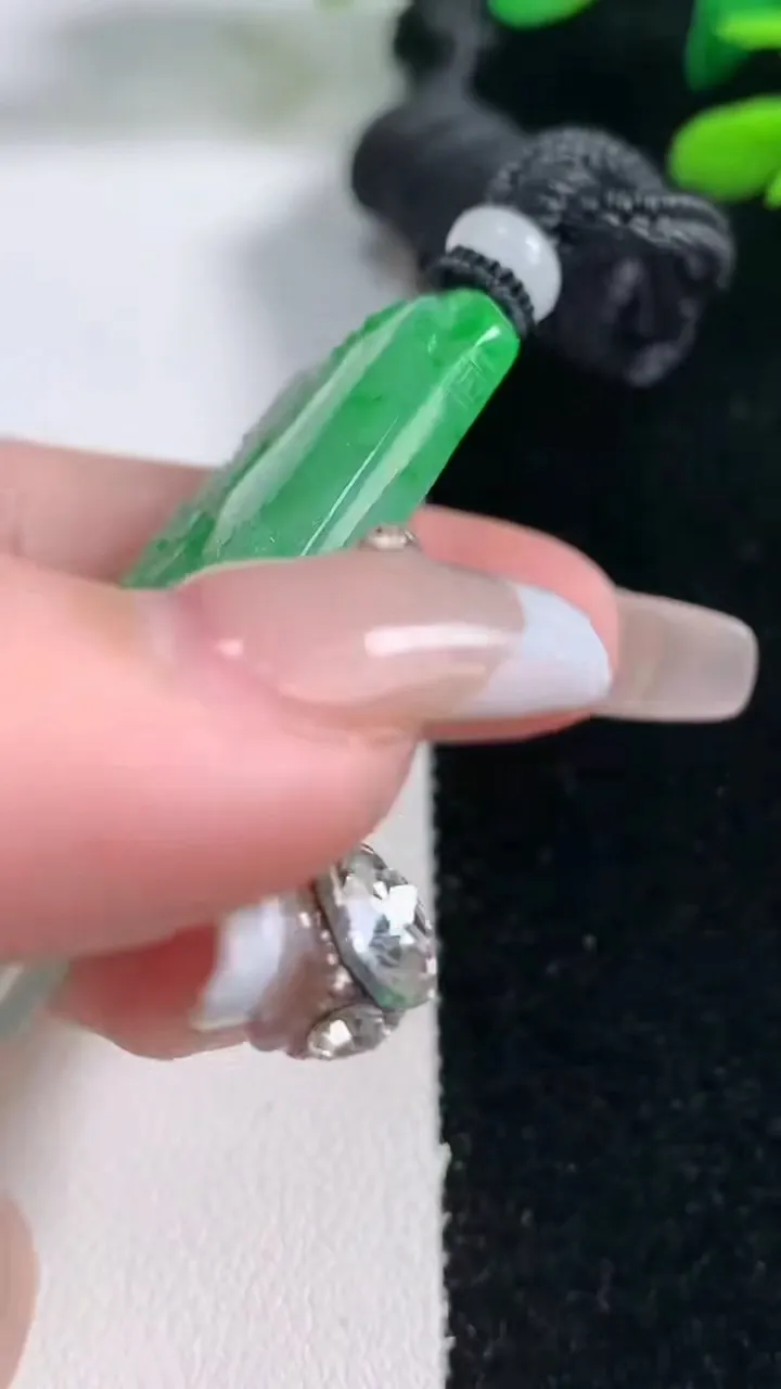 天然A货翡翠山水牌吊坠，尺寸52.8-34-5.7，重量:25.60g
2月5日