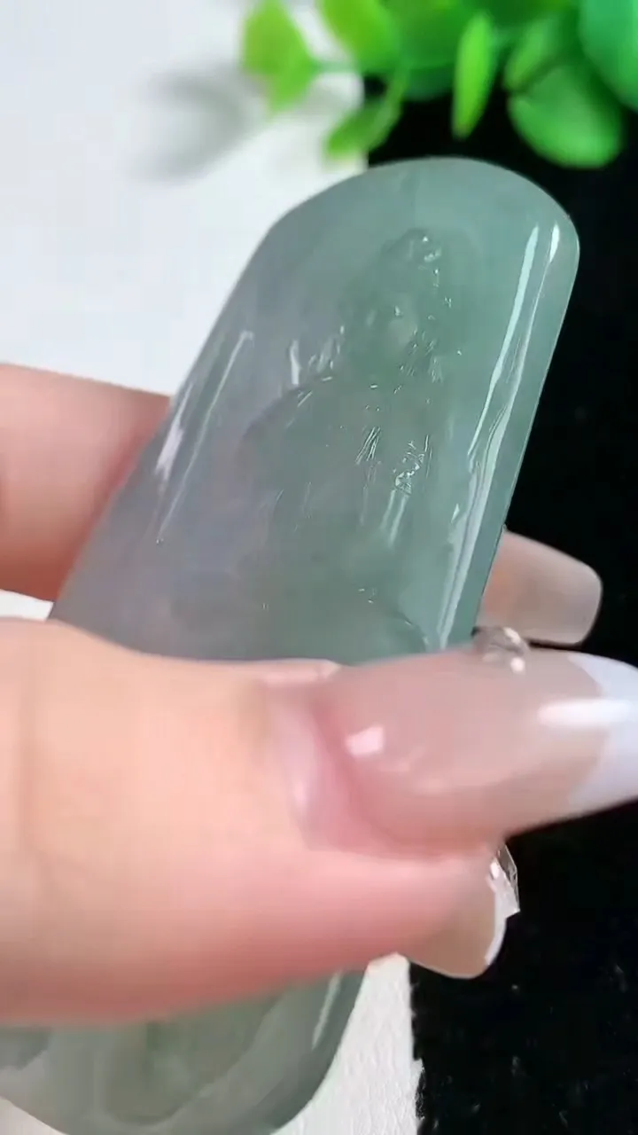 天然A货翡翠平安扣吊坠，尺寸32.8-5.9，重量:15.63g
2月5日